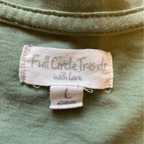 Full Circle Trends Sunflower Graphic V Neck Tee - Picture 7 of 12